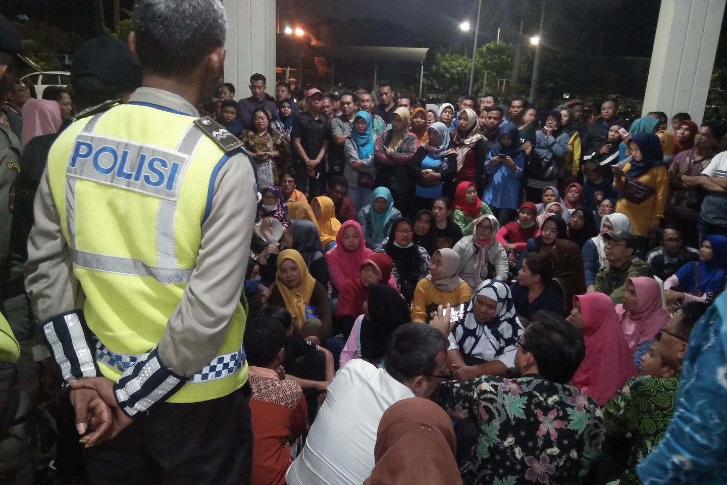 Demonstran PPDB Minta Ikhsan <em>Video Call</em> Jokowi dan Risma