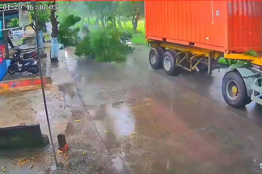 Pemotor Tertimpa Ranting Pohon yang Roboh Dihantam Truk Kontainer di Jetis
