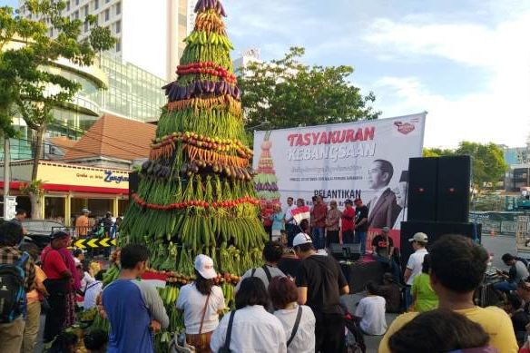 Relawan Joko Widodo-Ma'ruf di Surabaya Tumpengan
