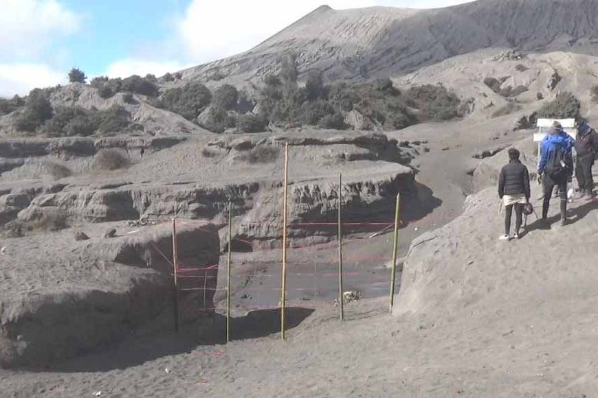 Jalur Menuju Kawah Bromo Ditutup