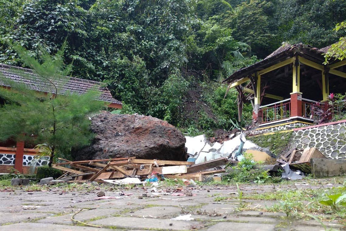 Longsor Terjang kawasan Wisata Air Terjun Madakaripura