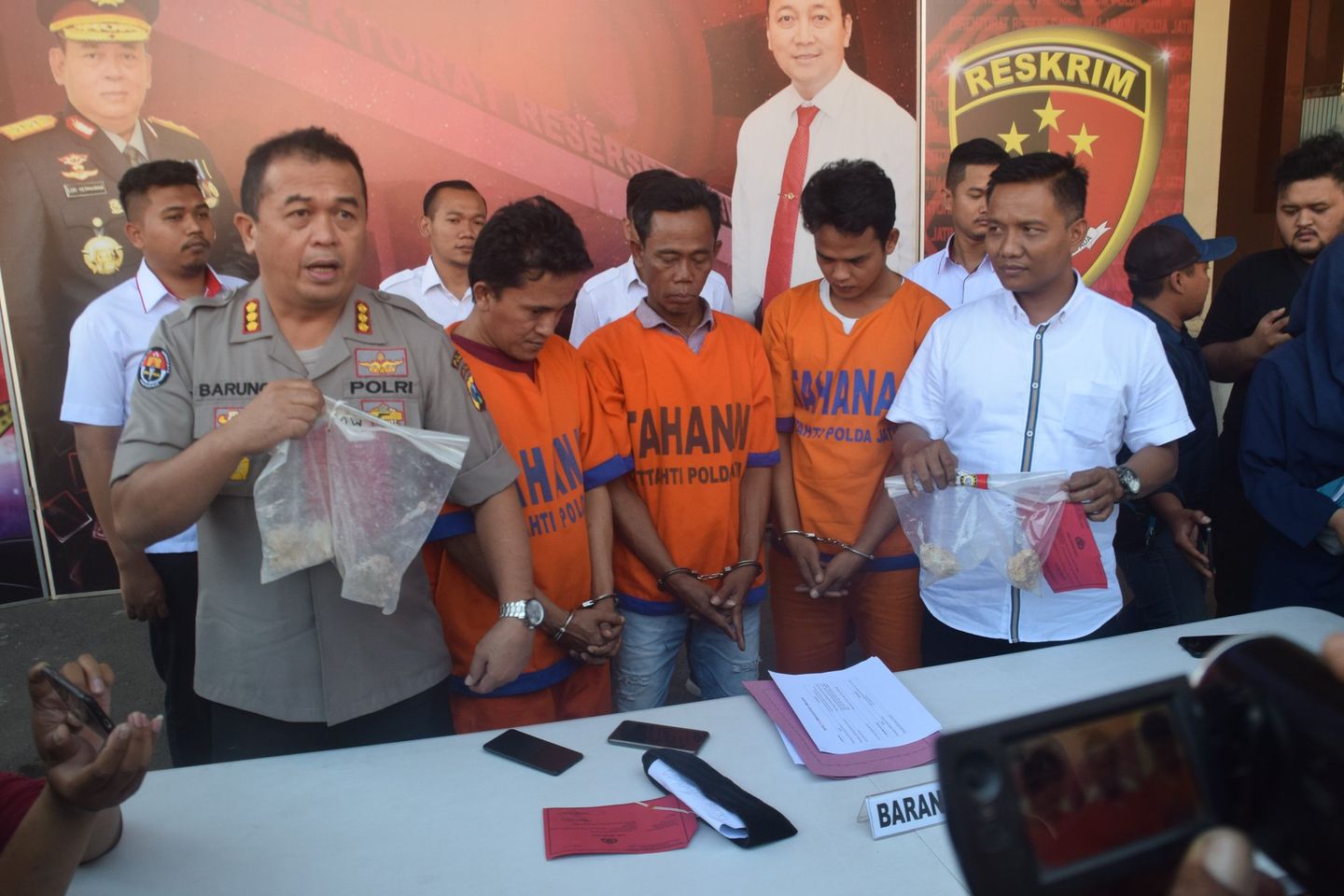 Tiga Pembakar Mapolsek Tambelangan Menyerahkan Diri
