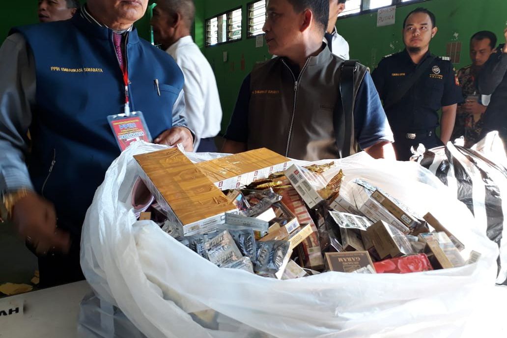 PPIH Surabaya Sita Obat Kuat dan Ribuan Rokok dari Jemaah Haji