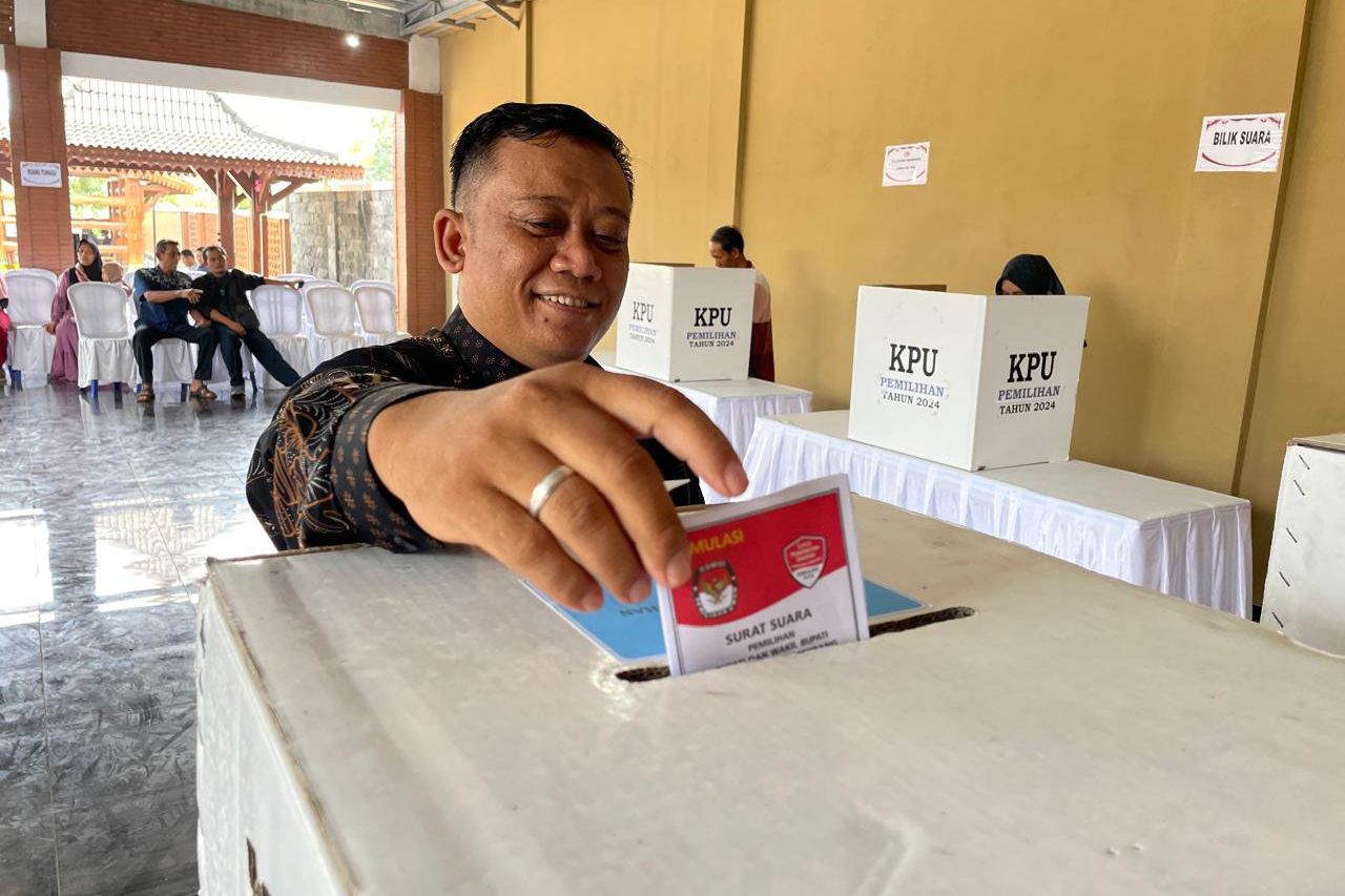 Simulasi Pilkada di Ponorogo, Pemilih Pemula dan Lansia Bingung Buka dan Lipat Surat Suara