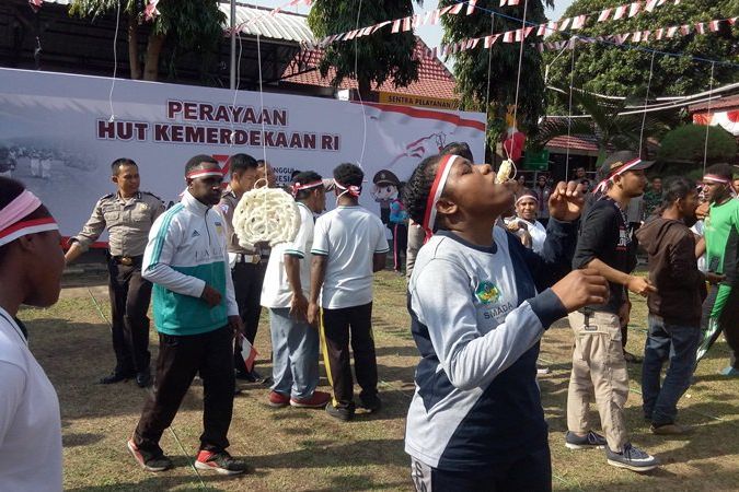 Polisi dan Pelajar Papua Ikuti Lomba Agustusan di Blitar
