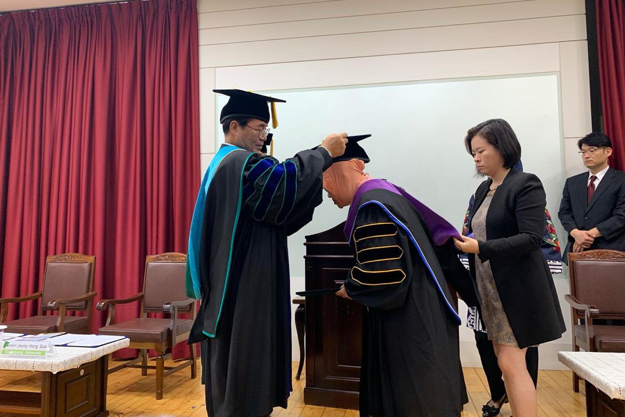 Risma Terima Gelar Doktor HC dari Tongmyong University Korsel