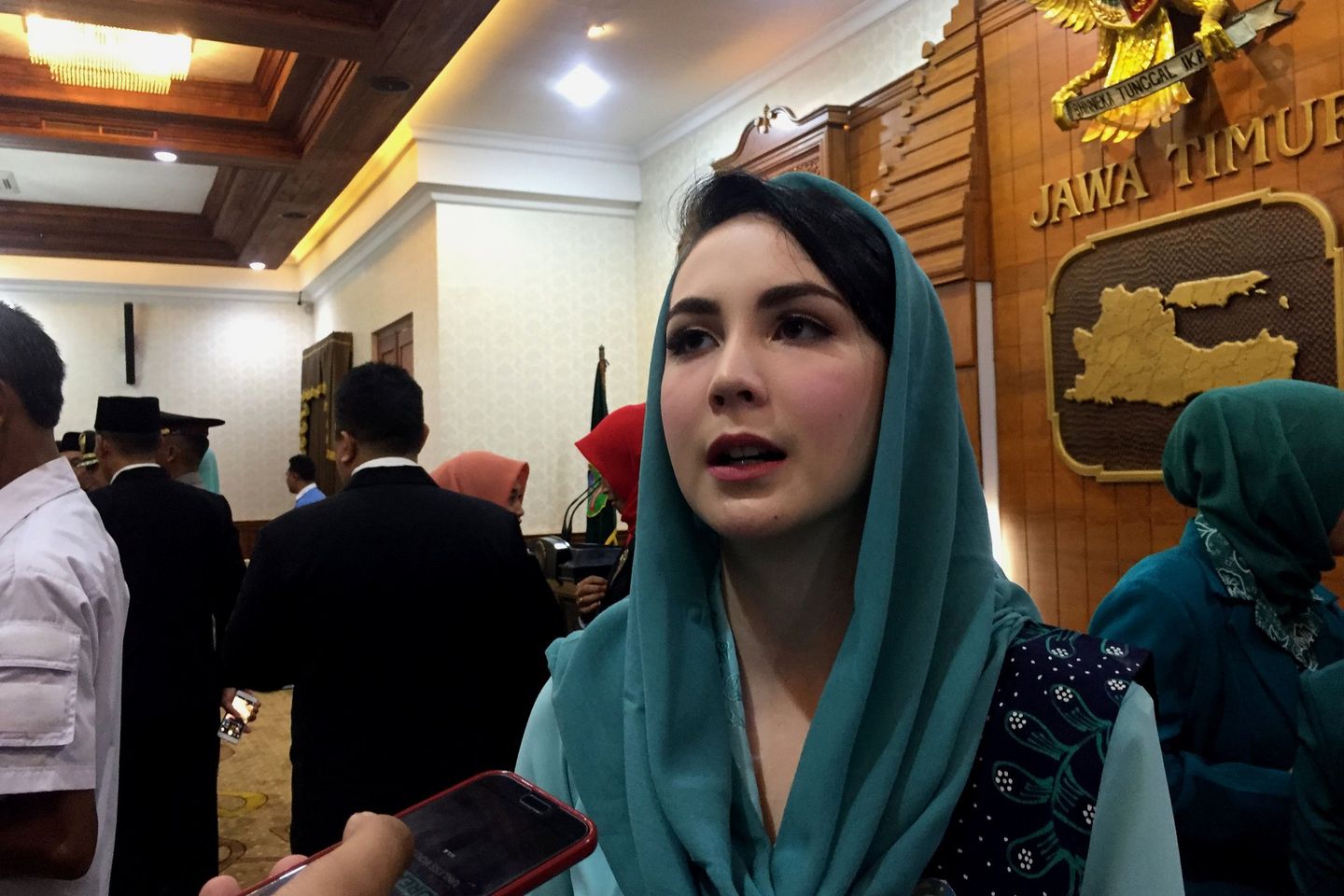 Lulus Sarjana, Arumi Bachsin Diwisuda di IAIN Tulungagung