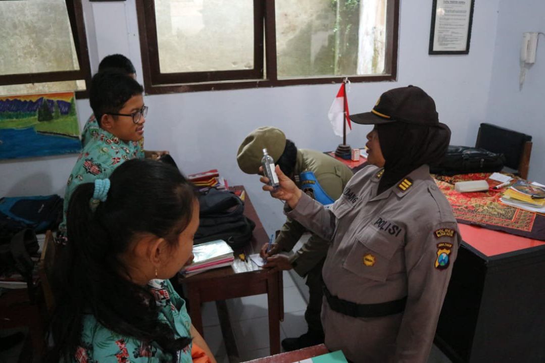 Razia SMP Blitar, Petugas Sita Kosmetik, Rokok Elektrik, Kentrung dan Ponsel
