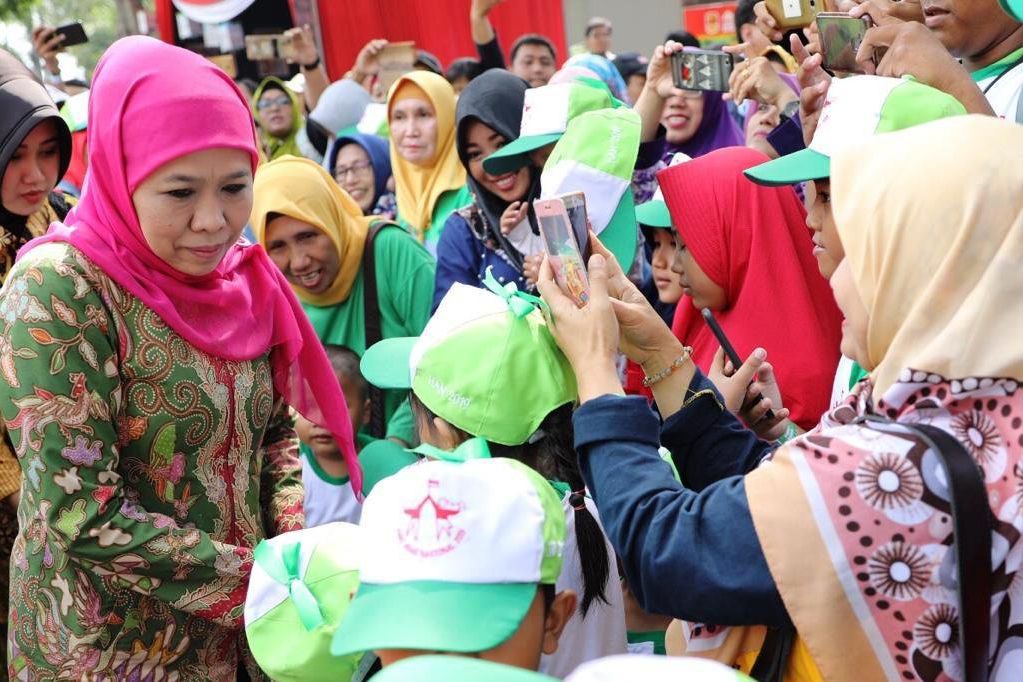 Khofifah Minta Orang Tua Awasi Anak di Dunia Nyata dan Maya