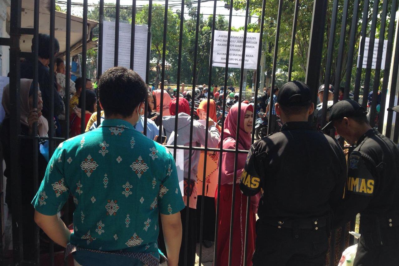 Kantor Dispendik Surabaya Ditutup, Wali Murid Bingung Mencari Informasi  