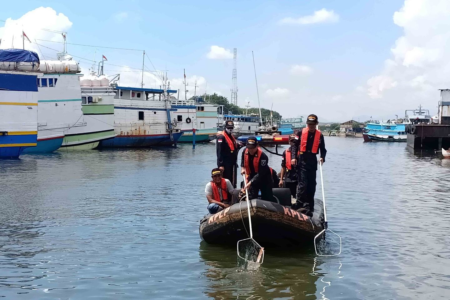 Sampah Plastik hingga Kondom Bekas Mengapung di Tepi Pelabuhan