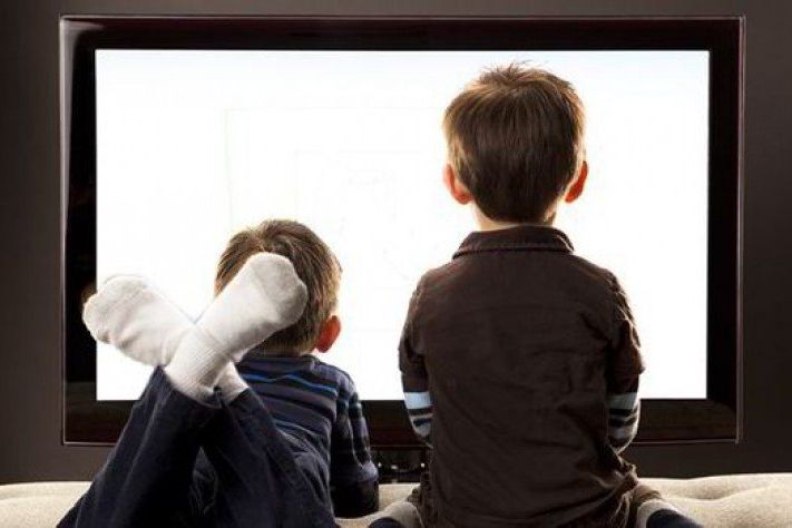 Mitos Fakta Nonton TV dari Dekat untuk Kesehatan Mata Anak