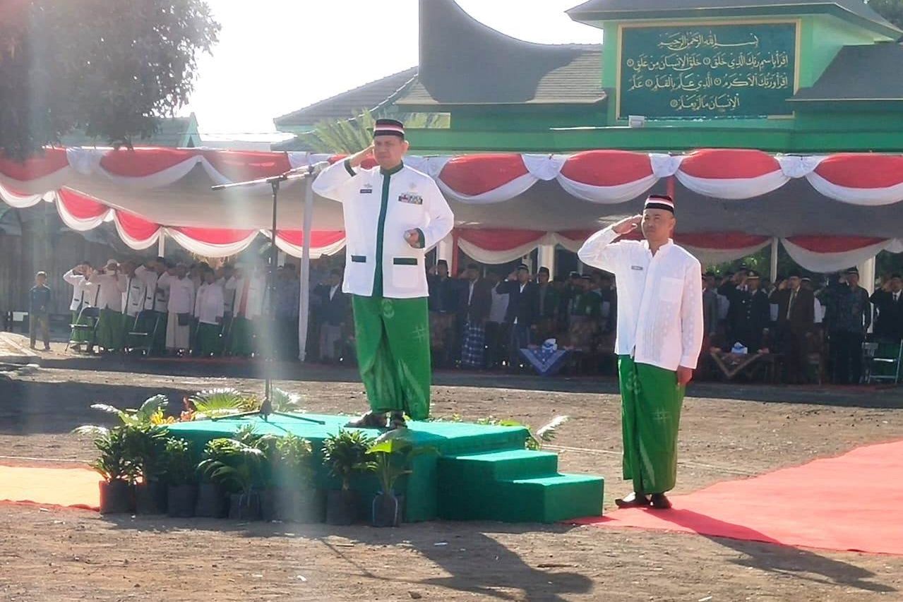 Dandim Situbondo Kenakan Sarung Saat Pimpin Upacara 17 Agustus