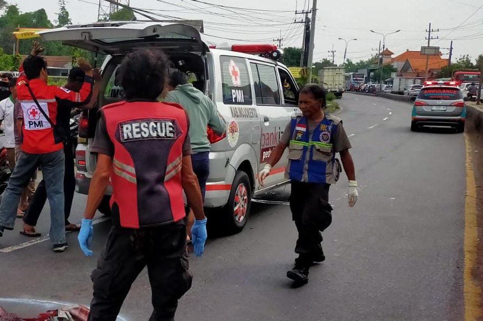 Hindari Truk Mogok, Pemotor Ini Tertabrak Truk Lain di Jalan Raya Trowulan