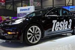 Bobol Sistem, Dua Peretas ini Dihadiahi Tesla Model 3
