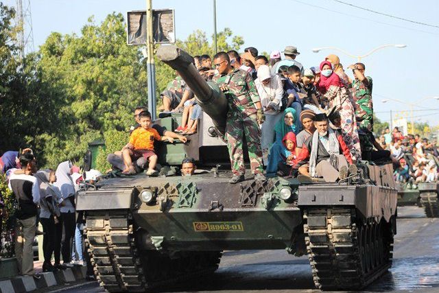 Kendaraan Perang TNI Jadi Rebutan Warga Situbondo