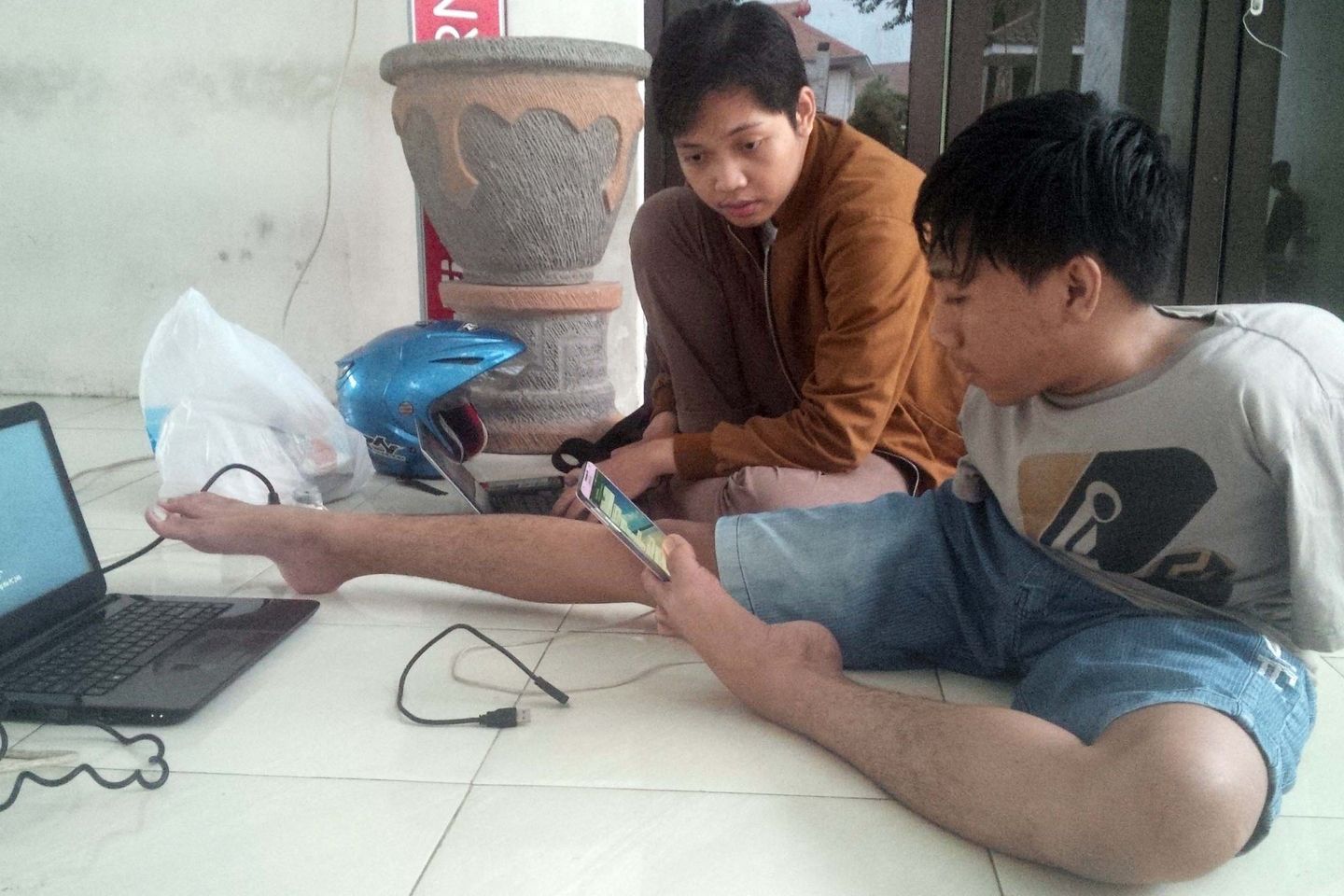 Kisah Wahyu, Raih Gelar Sarjana Komputer Tanpa Kedua Tangan