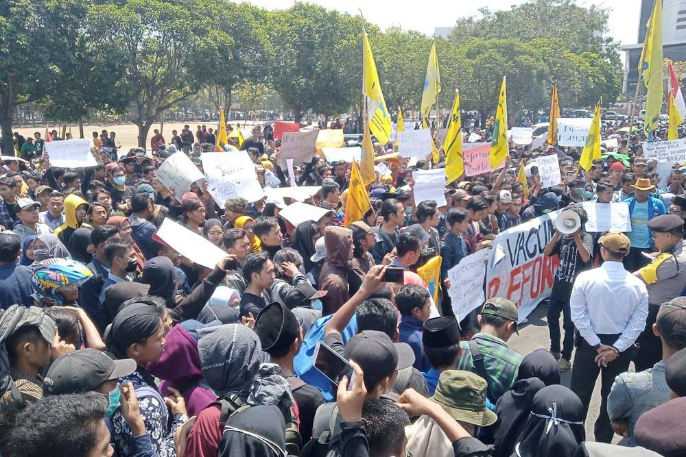 Massa Aksi Demo PMII Jember Kecewa Tidak Ditemui Bupati