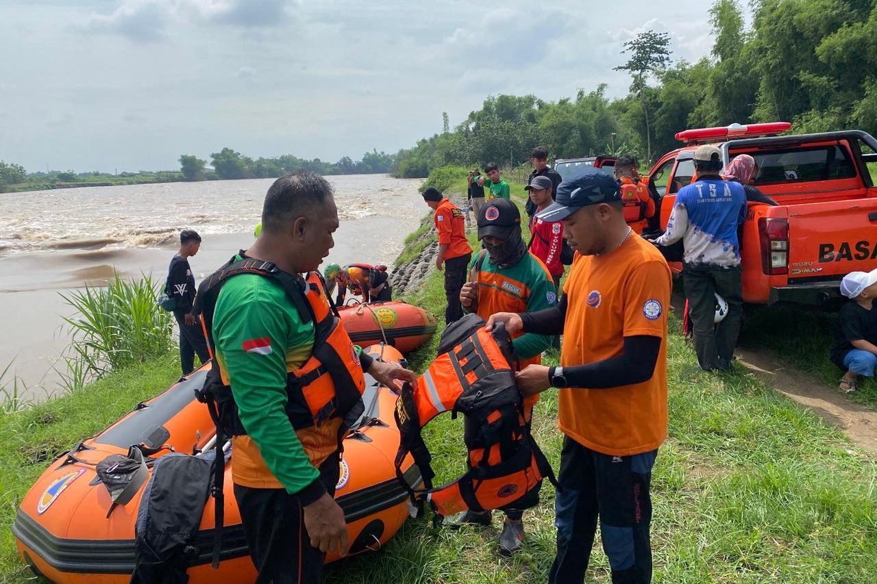 Pencarian sampai Porong, Pria Terjun di Sungai Brantas Mojokerto Belum Ditemukan