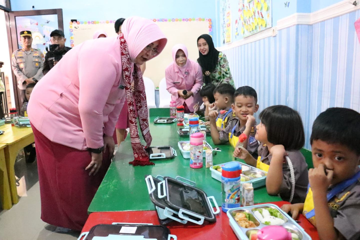 Bhayangkari Jatim Beri MBG pada Siswa TK Kemala Bhayangkari 84 Kota Mojokerto 