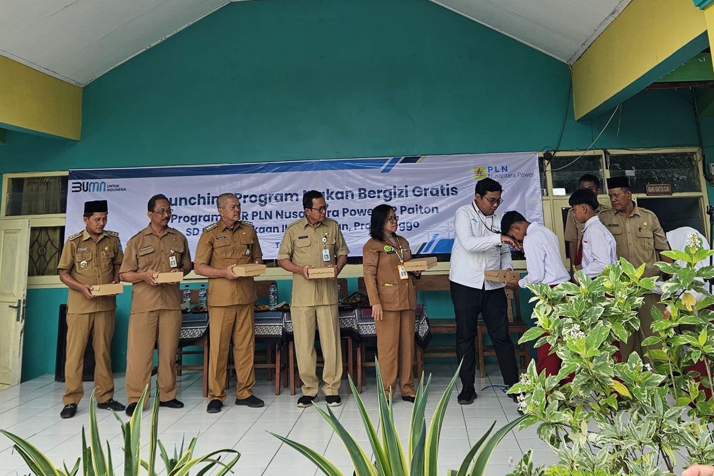Turunkan Stunting, PLN Nusantara Power Beri Makan Bergizi bagi Siswa SD di Probolinggo 