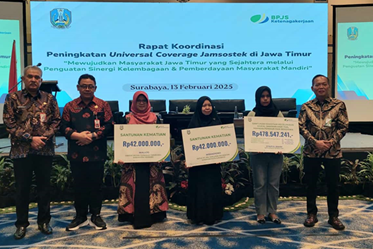Penyerahan Simbolis BPJS Ketenagakerjaan kepada Ahli Waris Penerima Manfaat Program Jaminan Kematian