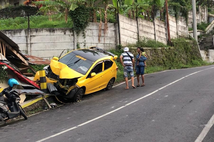 Diduga Rem Blong, Mobil Satu Keluarga Tabrak Teras Rumah di Jalur Cangar-Pacet