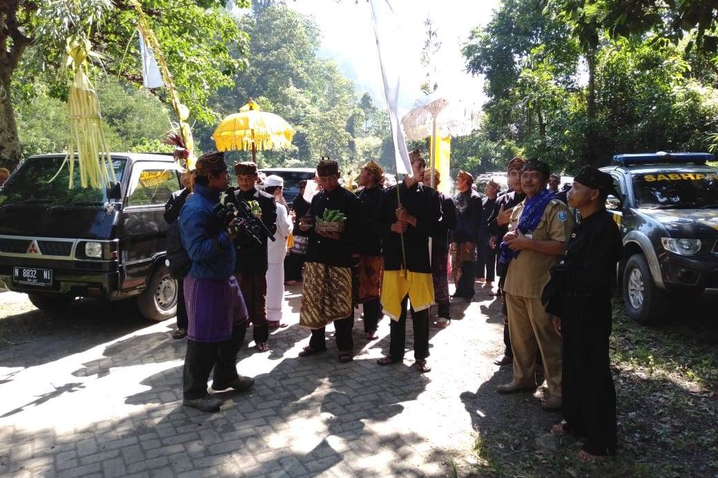 Warga Suku Tengger Lakukan Mendak Tirta Sebelum Yadnya Kasada