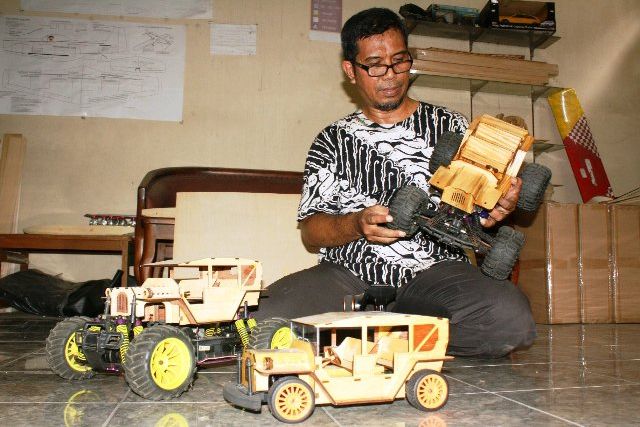 Pengrajin Gresik Ciptakan Replika Mobil <em>Remote Control</em> dari Kayu Jati