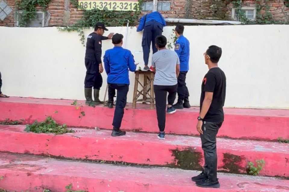 Damkar Kota Mojokerto Evakuasi HP Jatuh dan Terhimpit Tembok GOR Ahmad Yani