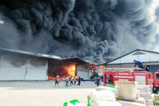 Pabrik Plastik di Mojokerto Terbakar 