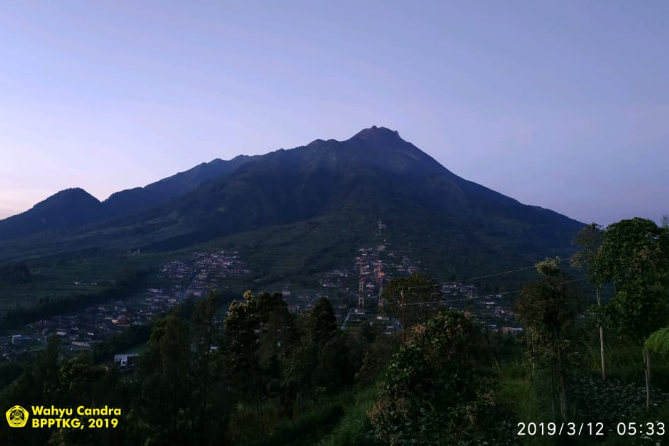Merapi Luncurkan Lava Pijar Sejauh 900 Meter