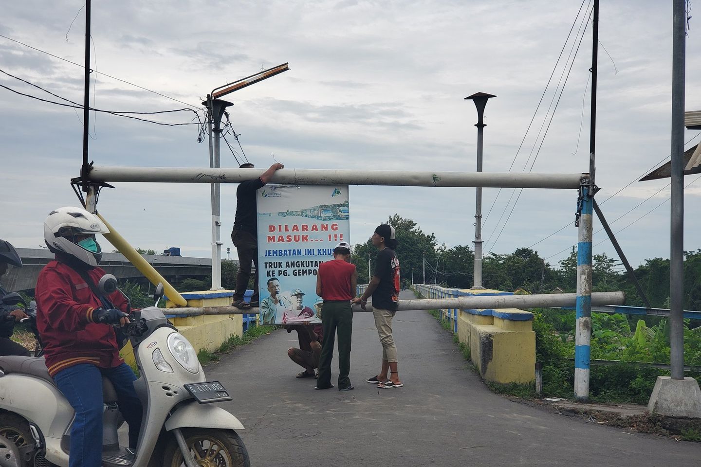 Pilar Retak Terdesak Sampah, Jembatan Penghubung Mojokerto-Jombang Ditutup Sementara
