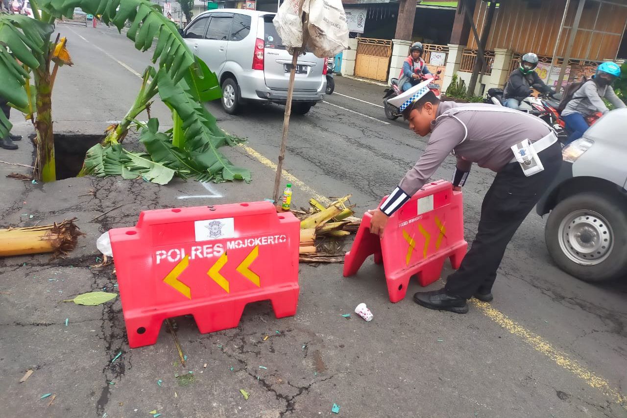 Jalan Penghubung Mojokerto-Pasuruan Ambles dan Berlubang, Lalu Lintas Sempat Macet