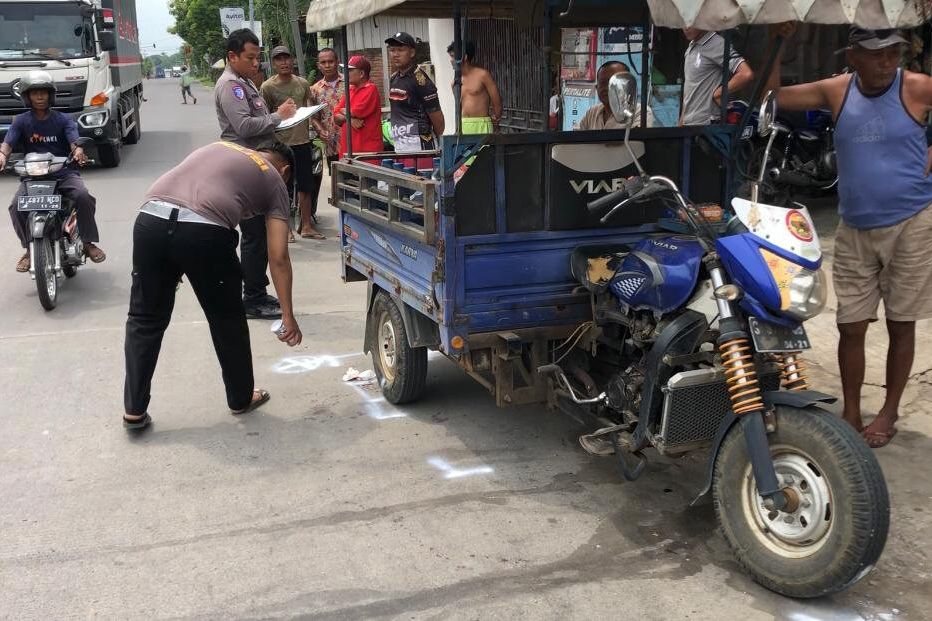 Bergurau saat Berkendara, Dua Remaja Terluka Menabrak Motor Roda Tiga di Mojosari