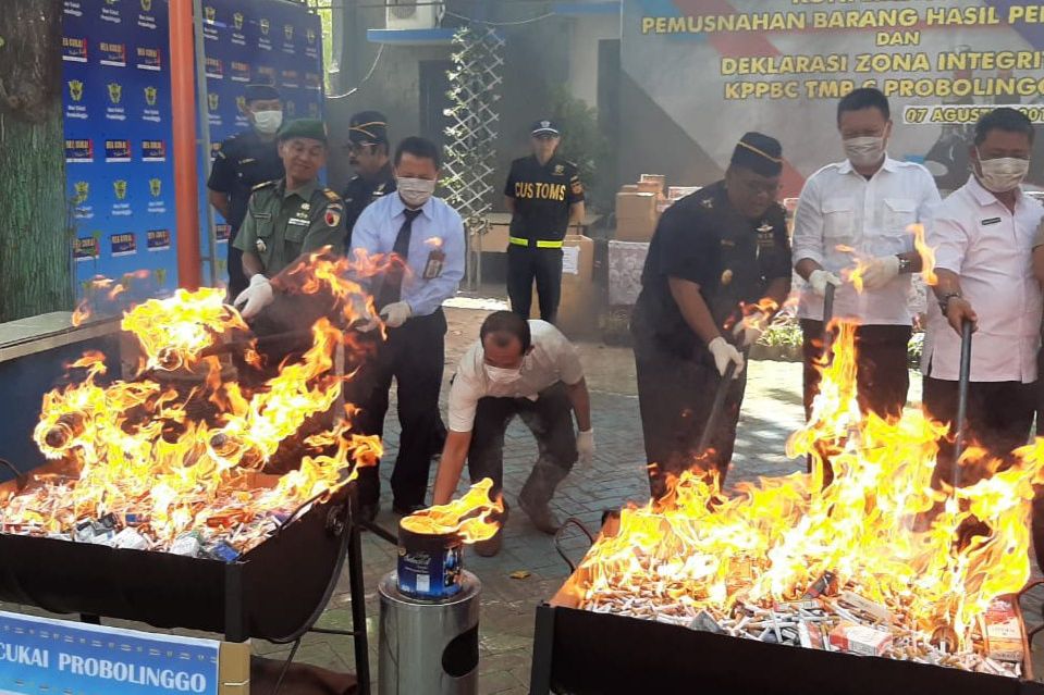 Bea Cukai Probolinggo Musnahkan Jutaan Rokok Ilegal, Miras, dan Vape