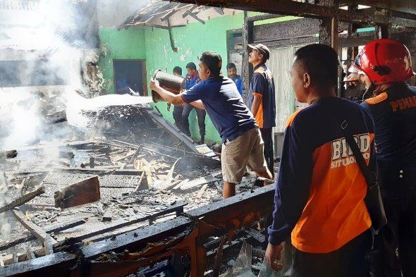 Kebakaran di Situbondo Hanguskan Tiga Rumah Sekaligus