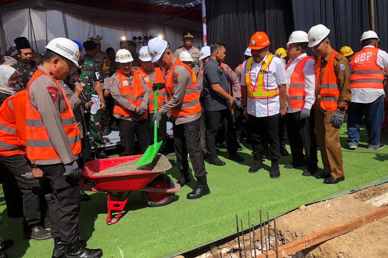Kapolda Jatim Letakkan Batu Pertama Pembangunan Satuan Pelayanan Pemenuhan Gizi di Aspol SPN