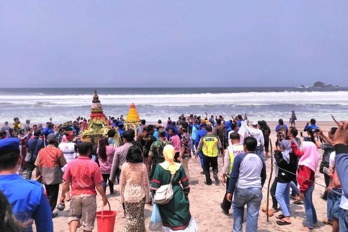 Petik Laut, Nelayan Pantai Jolosutro Blitar Larung Sesaji Hasil Bumi