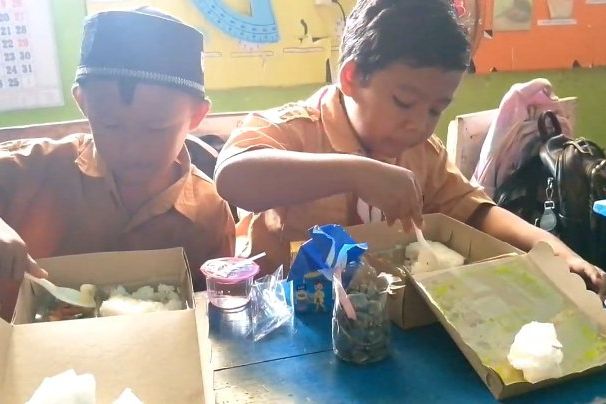 Diambilkan Sedekah Jumat, Polres Probolinggo Beri Makan Bergizi Gratis Seminggu Sekali