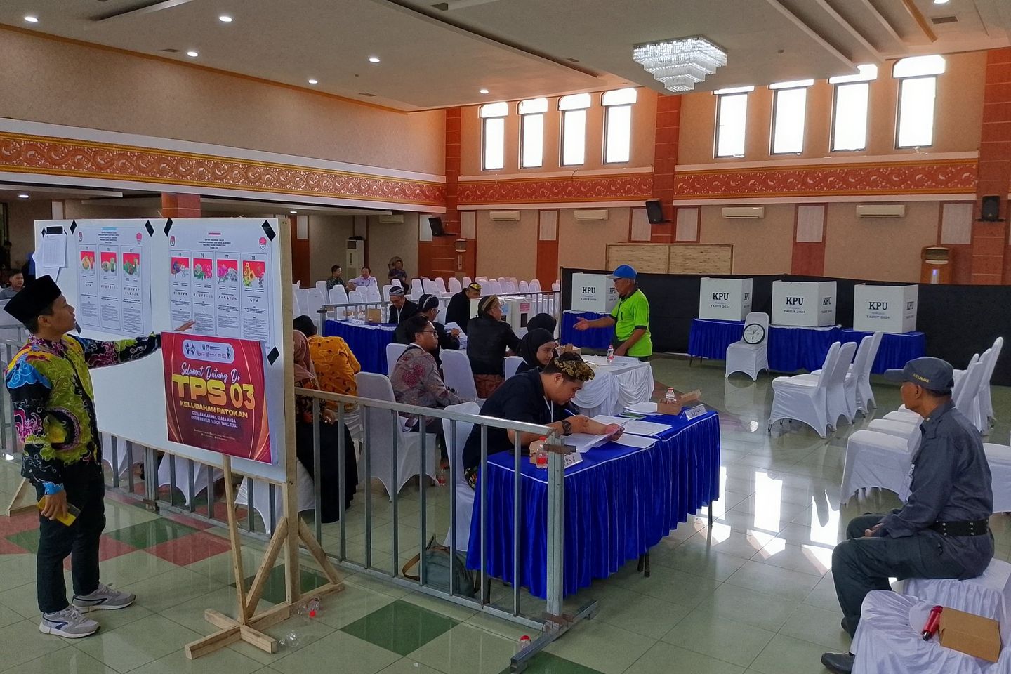 KPU Kabupaten Probolinggo Gelar Simulasi Antrean dan Penanganan Gangguan Keamanan di TPS 