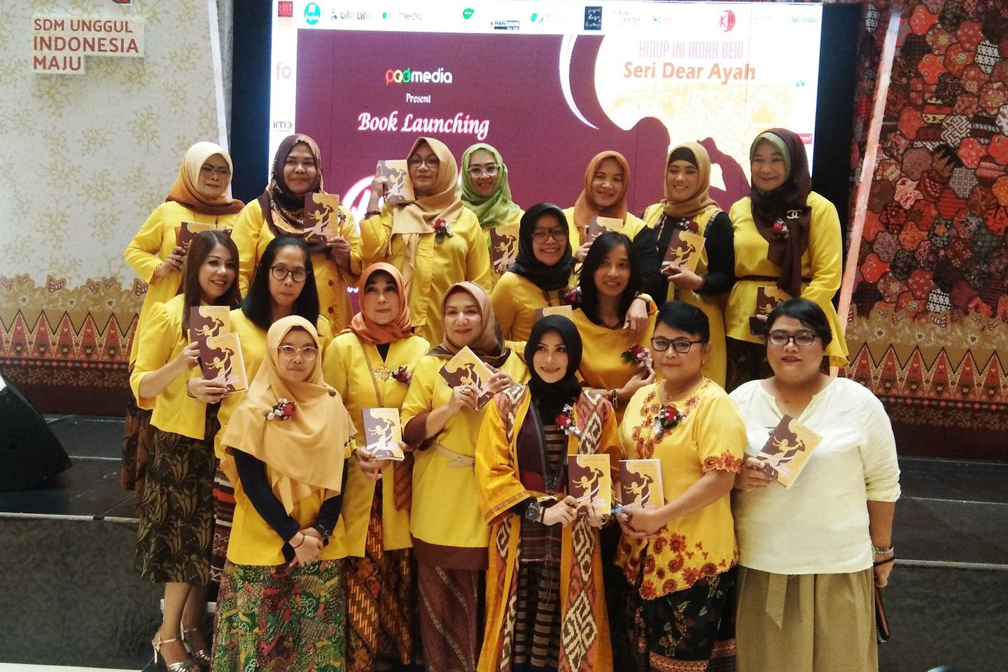 Suka Cita Kisah 26 Penulis yang Berkisah Tentang Ayah