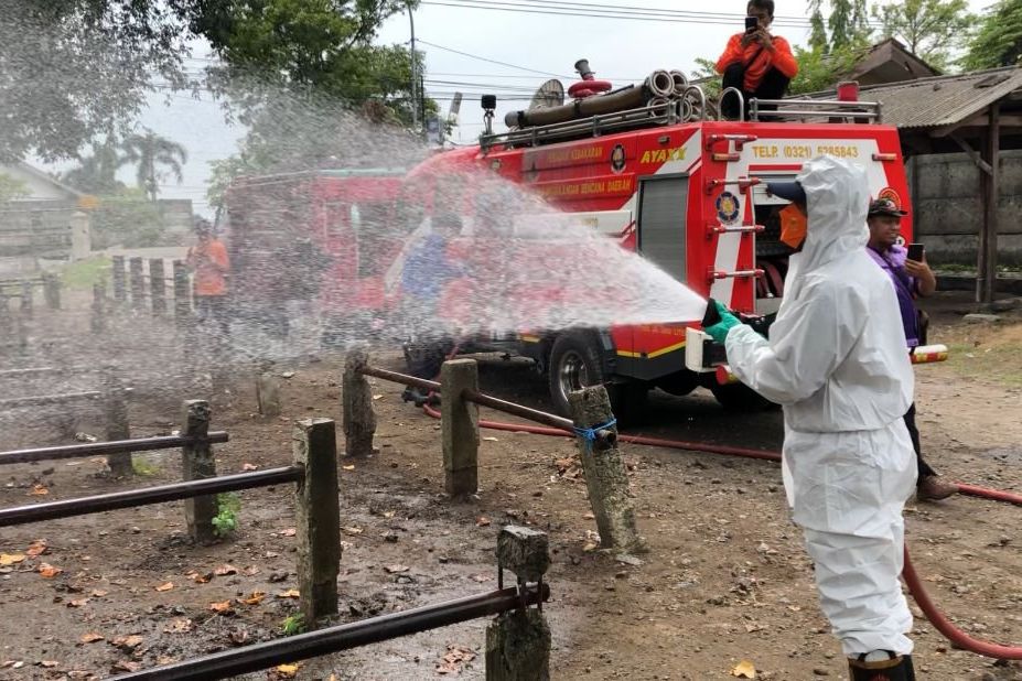 Berantas PMK, Pasar Hewan di Mojokerto Ditutup dan Disemprot Disinfektan