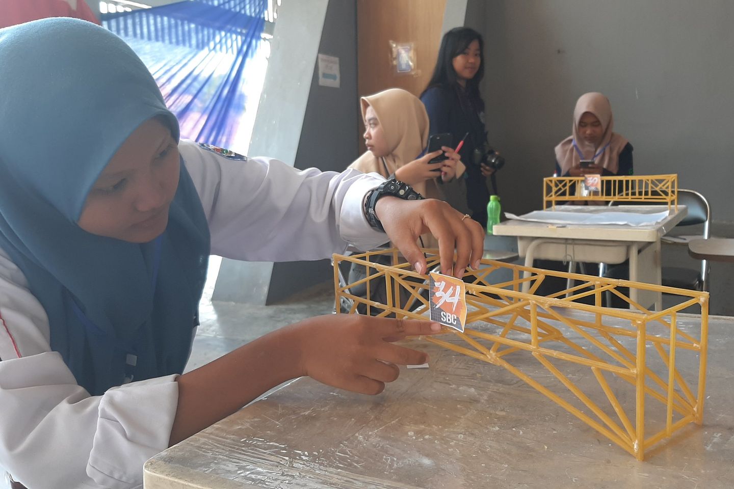 56 Tim SMA/SMK Banyuwangi Bangun Jembatan dari Spageti