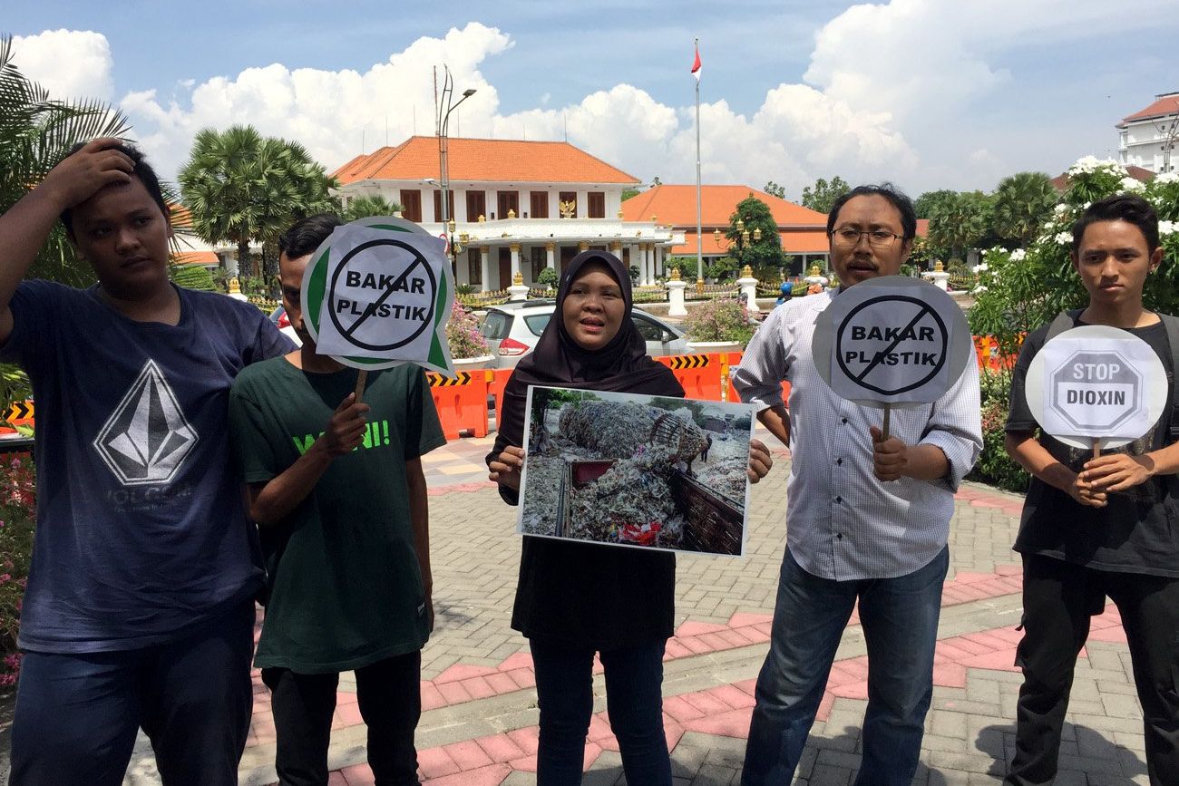 Ecoton: Penelitian Telur untuk Ingatkan Bahaya Impor Plastik