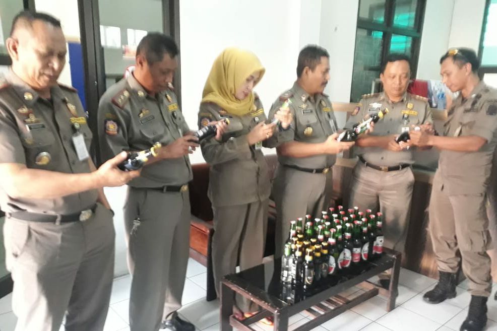 Hasil Razia Warkop, Satpol PP Gresik Amankan Miras dan Pramusaji  