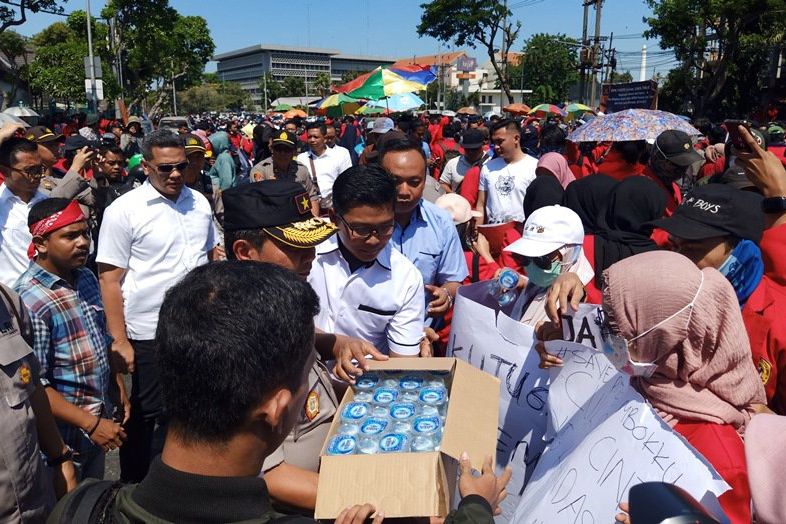 Demo di Surabaya, Wakapolda Jatim Bagikan Air Mineral pada Mahasiswa