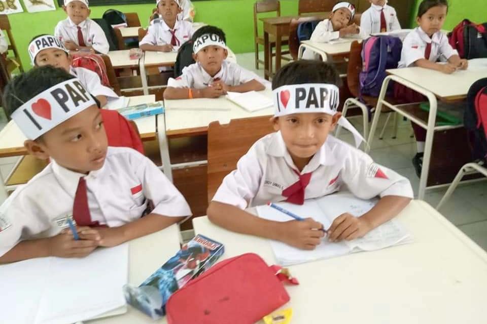 Pemkab Blitar Wajibkan Guru dan Murid Memakai Ikat Kepala "<em>I Love</em> Papua"