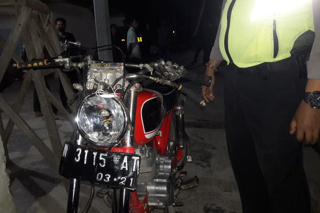 Pengendara Motor Tabrak Ibu Rumah Tangga yang Berlatih Baris di Blitar