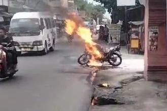 Motor Tak Bernopol Terbakar di Ngoro, Pengendara Kabur